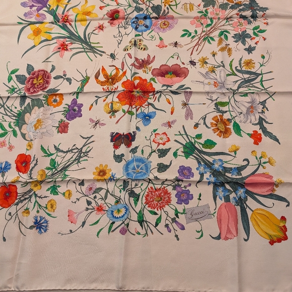 Gucci Floral Silk Carre - Picture 10 of 11